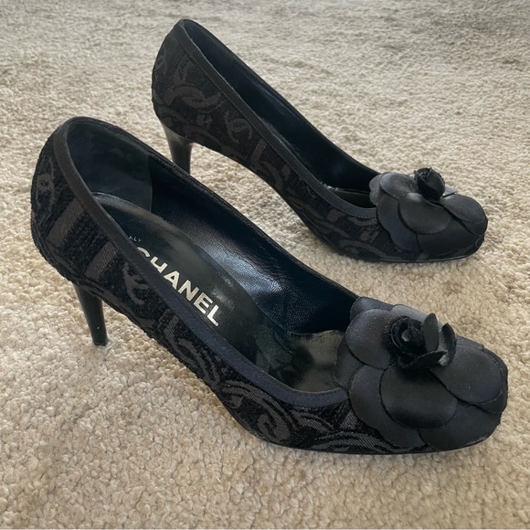 💯 CHANEL Black Embossed CC Pattern /w Floral Toe Pump Size 38 - Picture 10 of 16